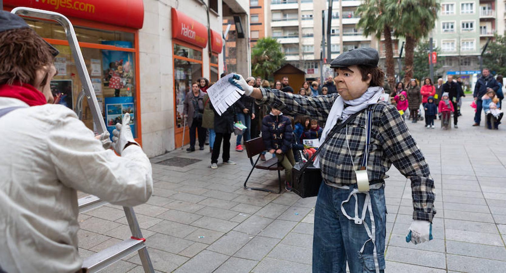 Arranca el festival de marionetas con un espectáculo callejero que recorrió el centro de Logroño