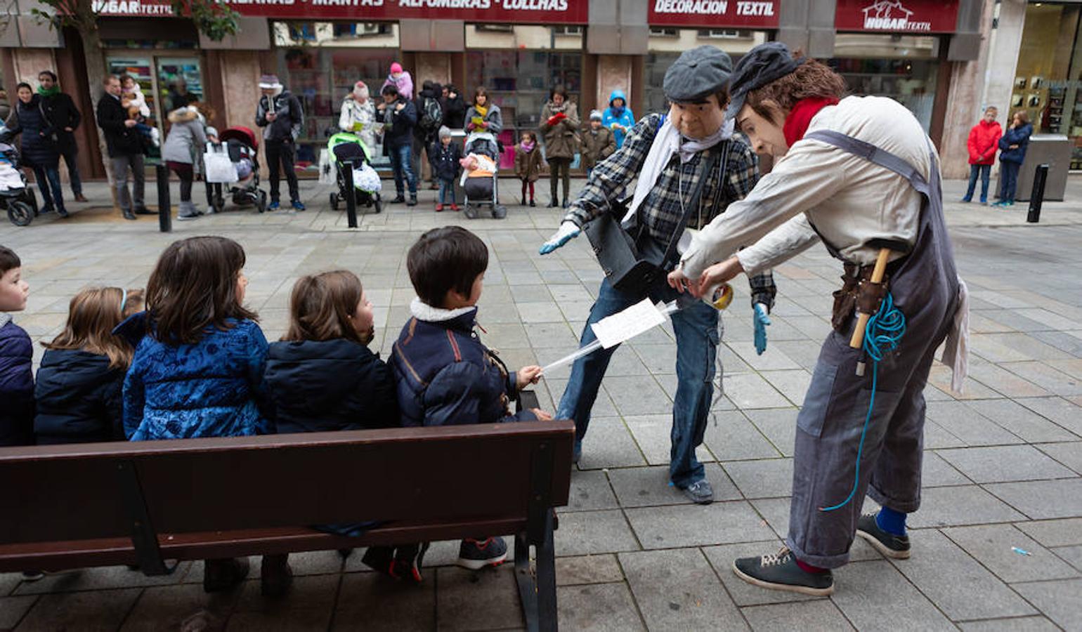 Arranca el festival de marionetas con un espectáculo callejero que recorrió el centro de Logroño