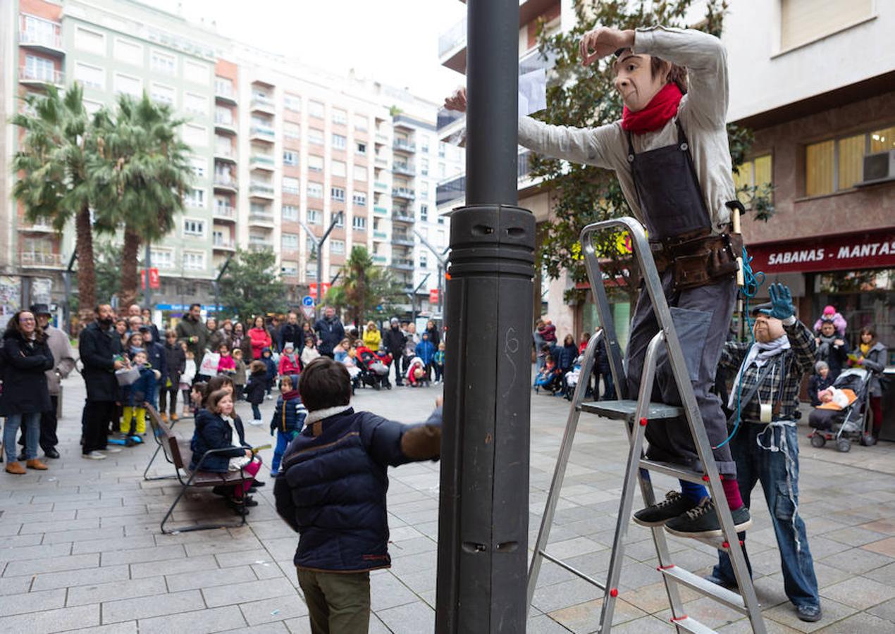 Arranca el festival de marionetas con un espectáculo callejero que recorrió el centro de Logroño