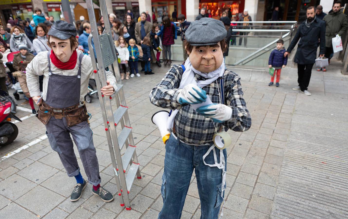 Arranca el festival de marionetas con un espectáculo callejero que recorrió el centro de Logroño