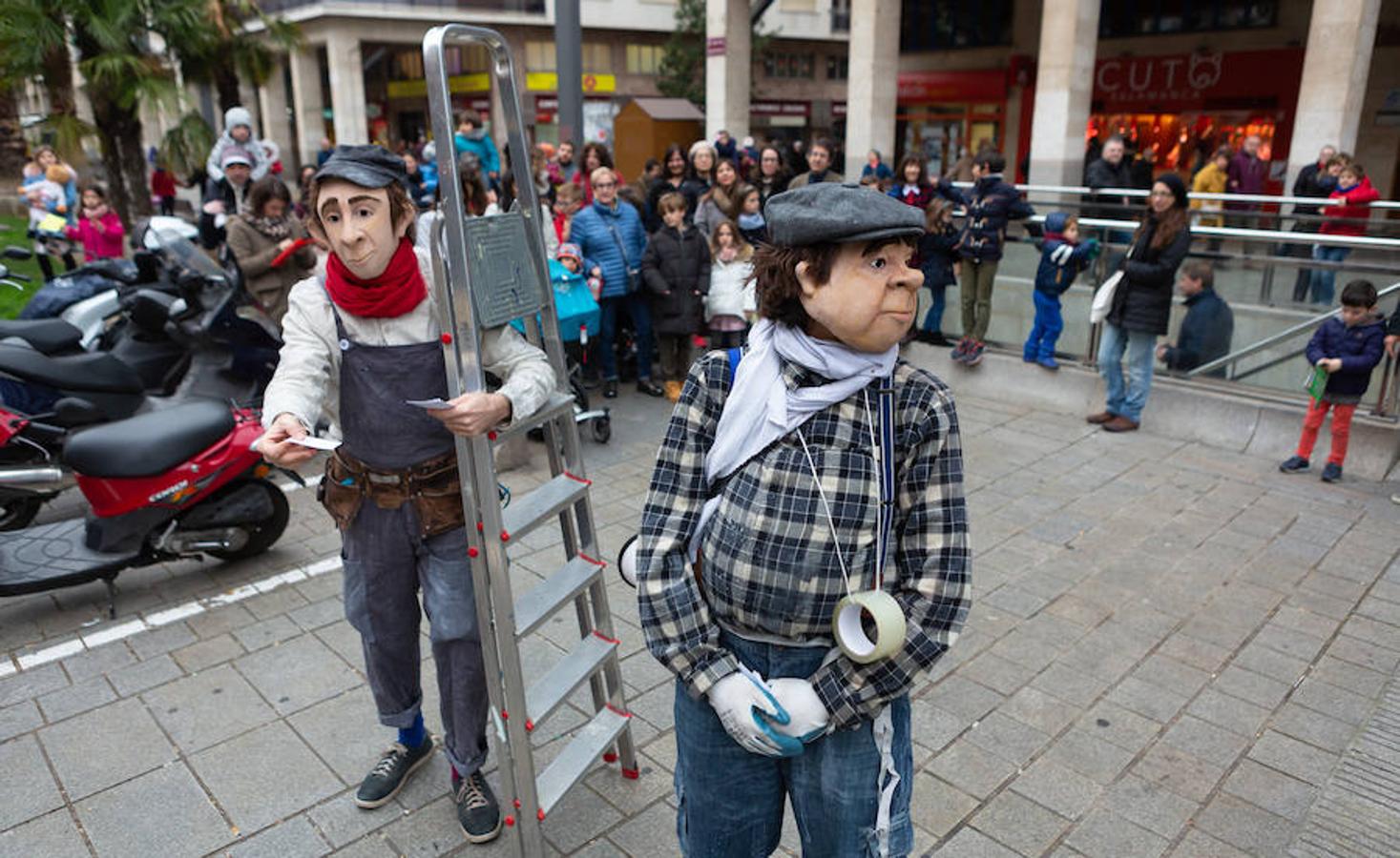 Arranca el festival de marionetas con un espectáculo callejero que recorrió el centro de Logroño