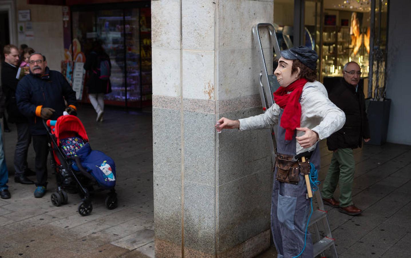 Arranca el festival de marionetas con un espectáculo callejero que recorrió el centro de Logroño