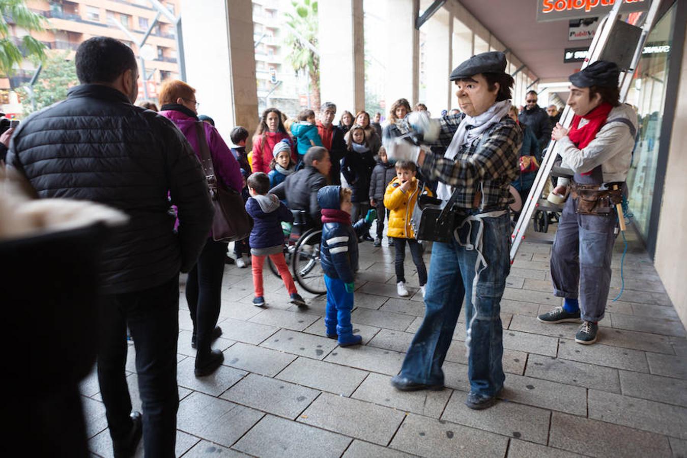 Arranca el festival de marionetas con un espectáculo callejero que recorrió el centro de Logroño