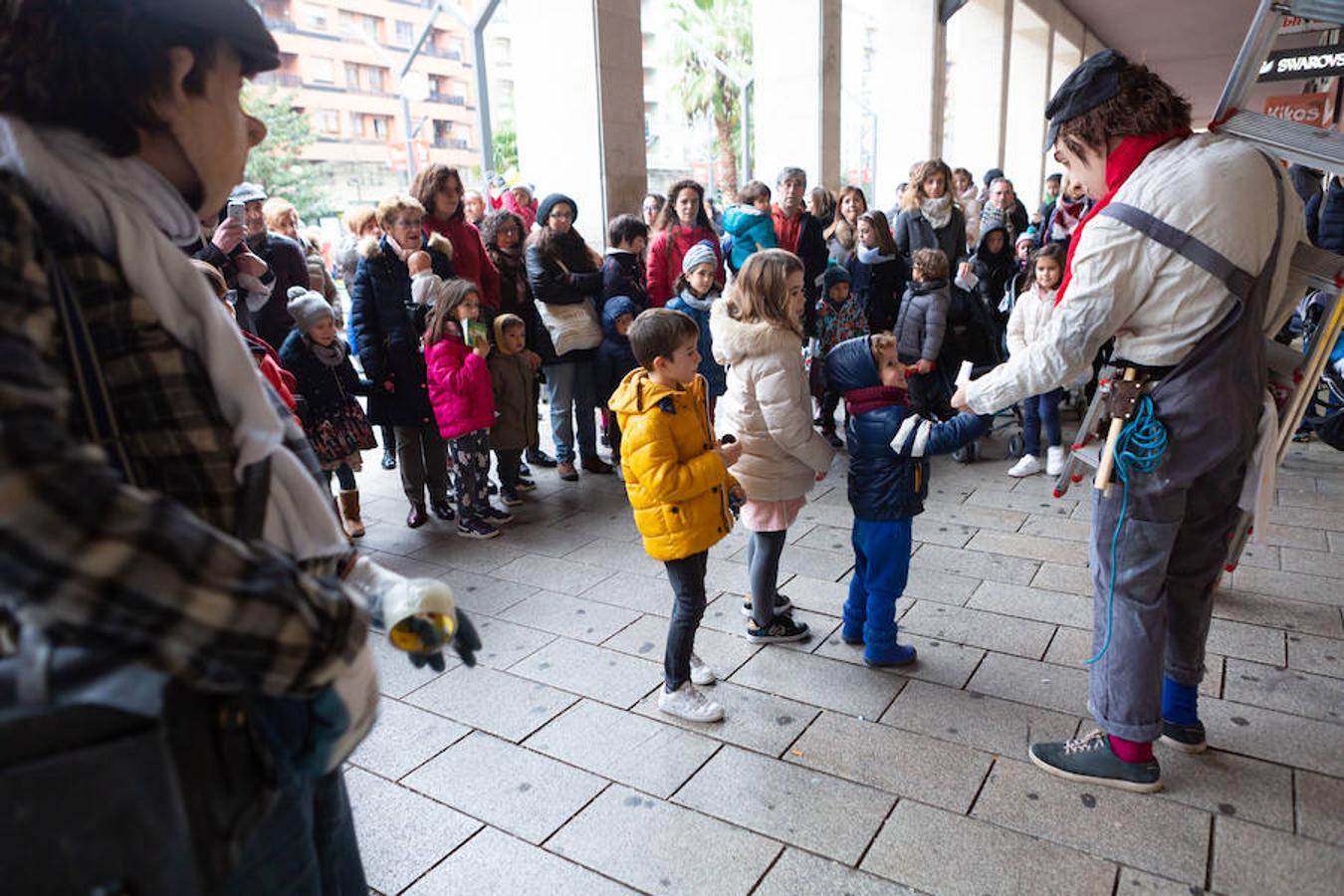 Arranca el festival de marionetas con un espectáculo callejero que recorrió el centro de Logroño