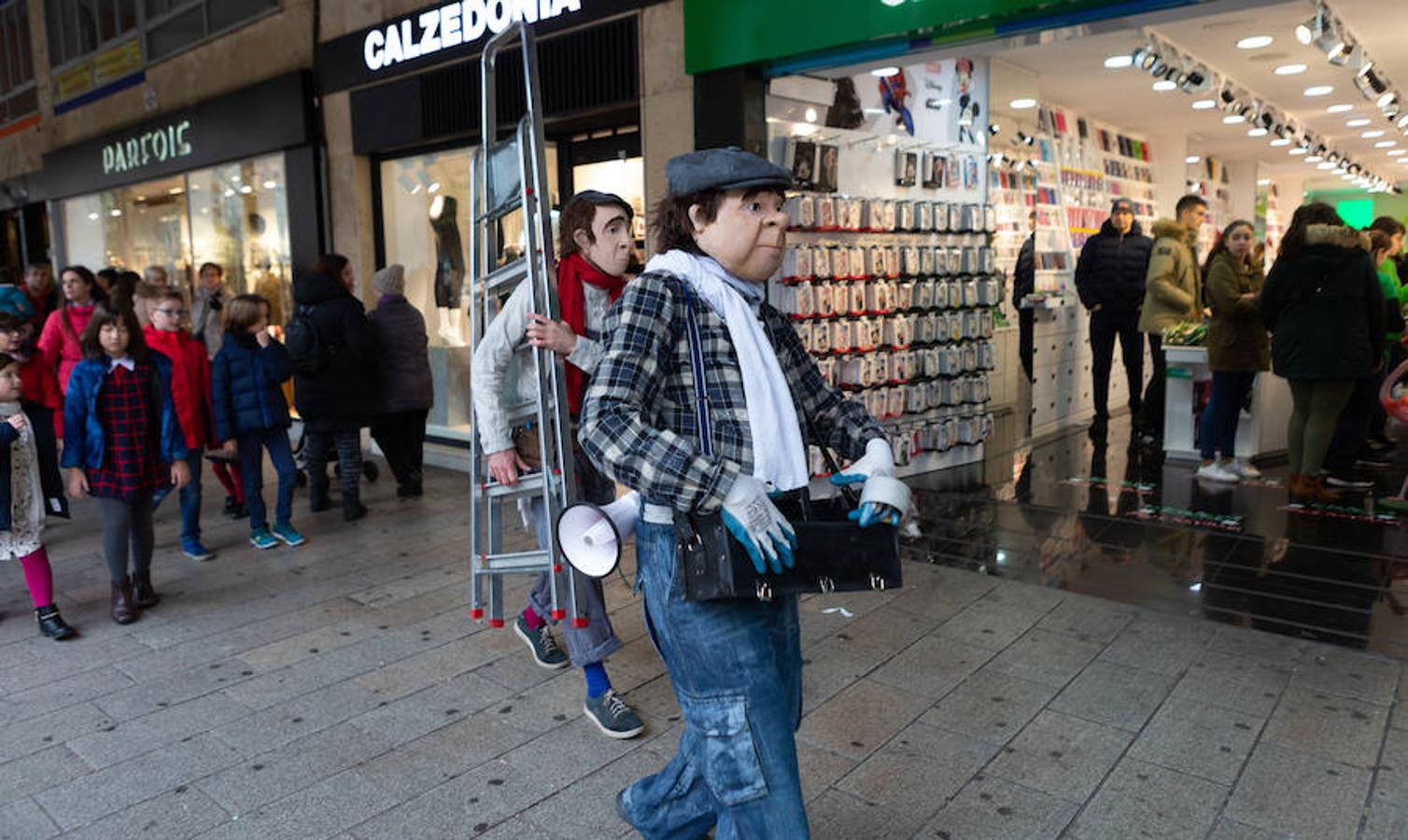 Arranca el festival de marionetas con un espectáculo callejero que recorrió el centro de Logroño