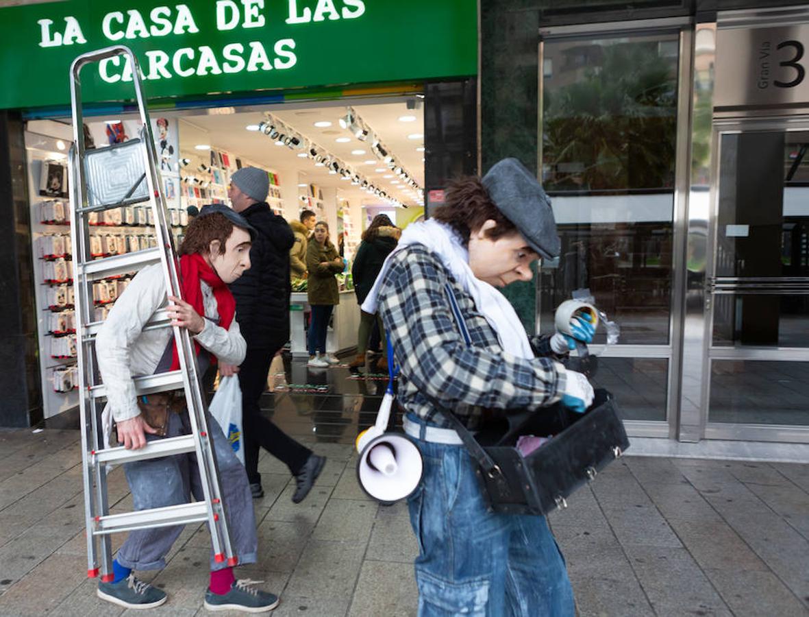 Arranca el festival de marionetas con un espectáculo callejero que recorrió el centro de Logroño