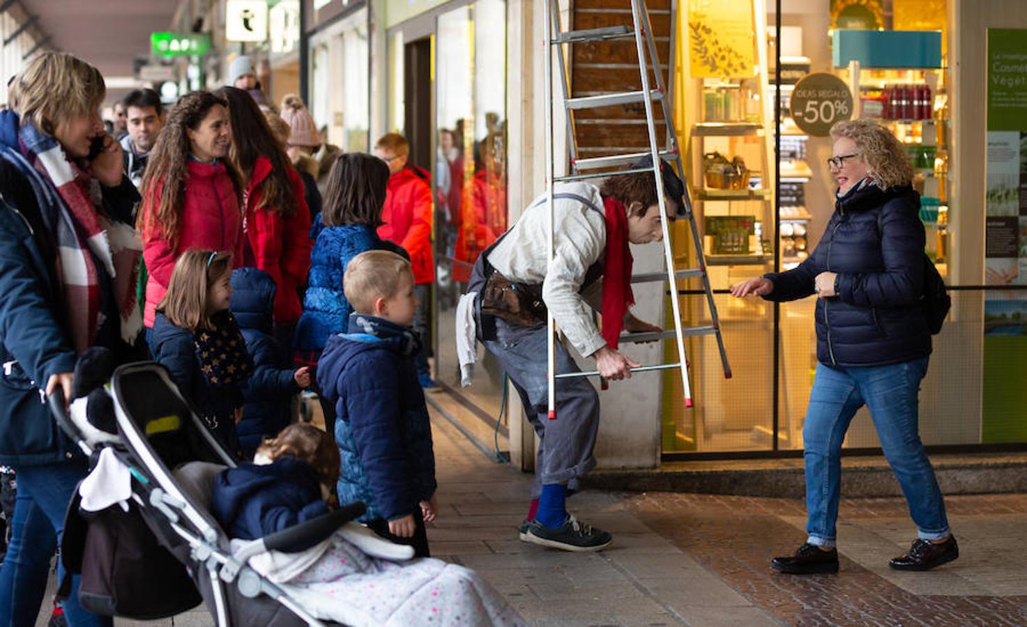 Arranca el festival de marionetas con un espectáculo callejero que recorrió el centro de Logroño