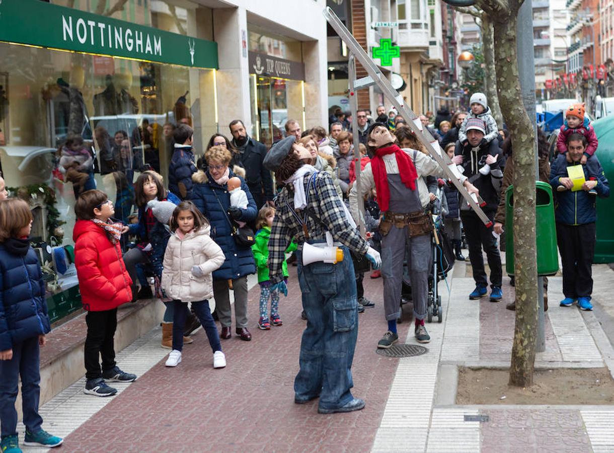 Arranca el festival de marionetas con un espectáculo callejero que recorrió el centro de Logroño