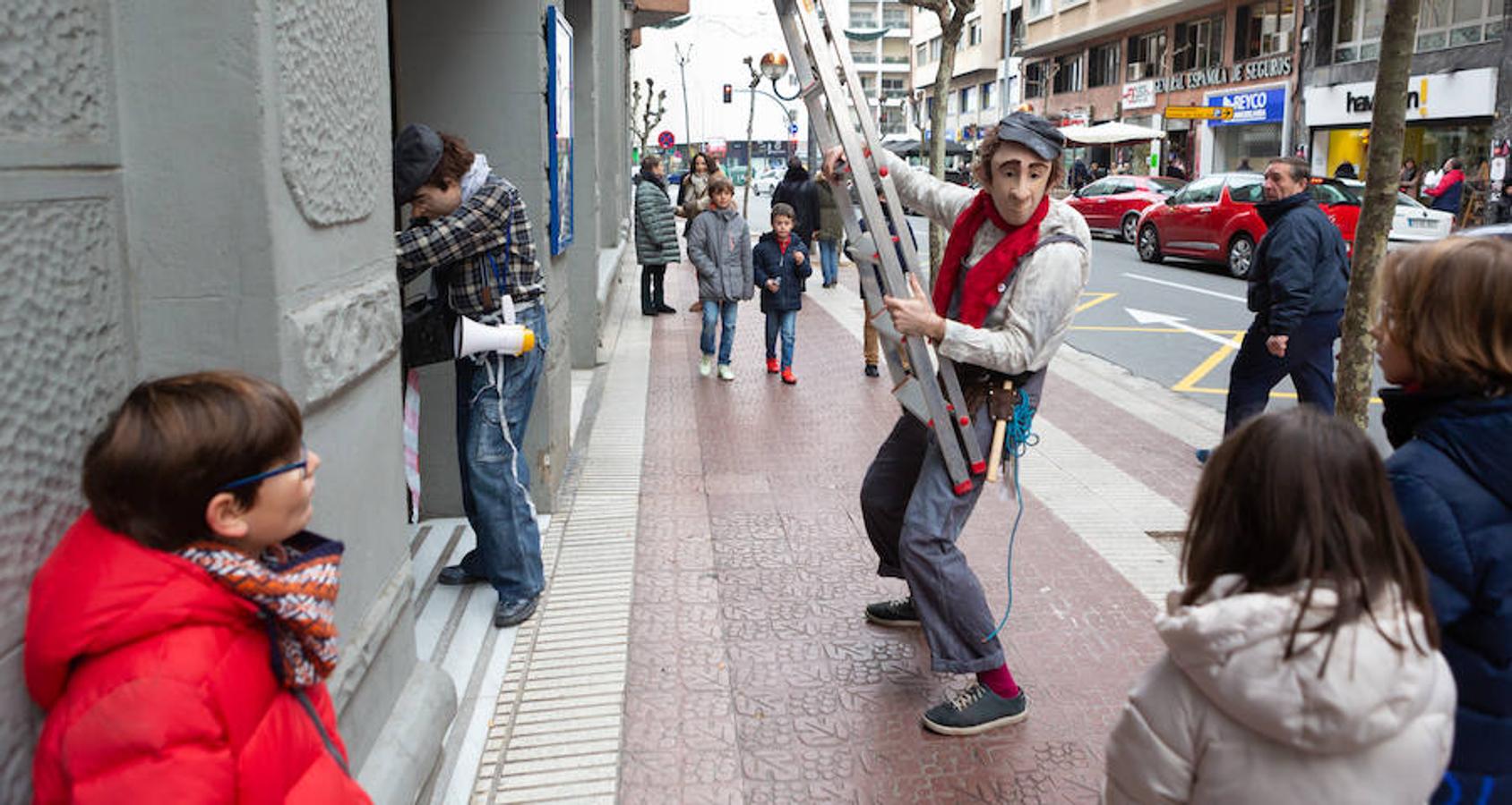 Arranca el festival de marionetas con un espectáculo callejero que recorrió el centro de Logroño