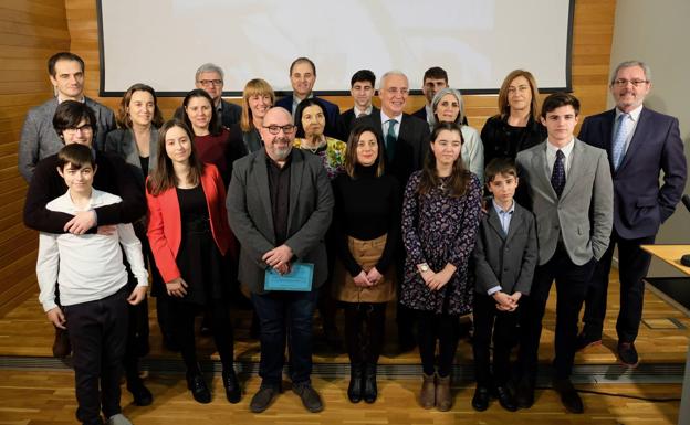 Los premiados, con la familia Lumbreras y representantes de la Asociación de la Prensa de La Rioja.