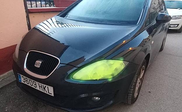 Imagen principal - Pintadas en varios vehículos y una maceta tirada en la carretera. 