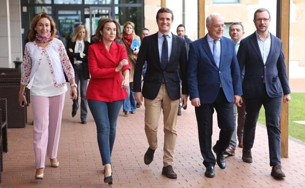 Casado, entre Gamarra y Ceniceros, con María Martín y Javier Maroto. 