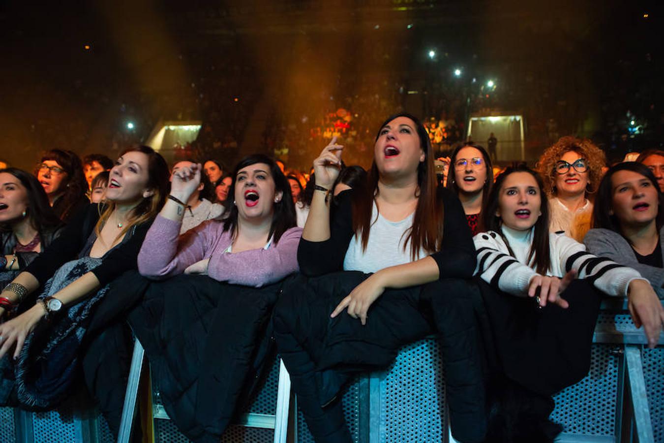 El músico y cantante Pablo López hizo de las delicias de sus fans en el concierto celebrado anoche en el Palacio de los Deportes de Logroño.