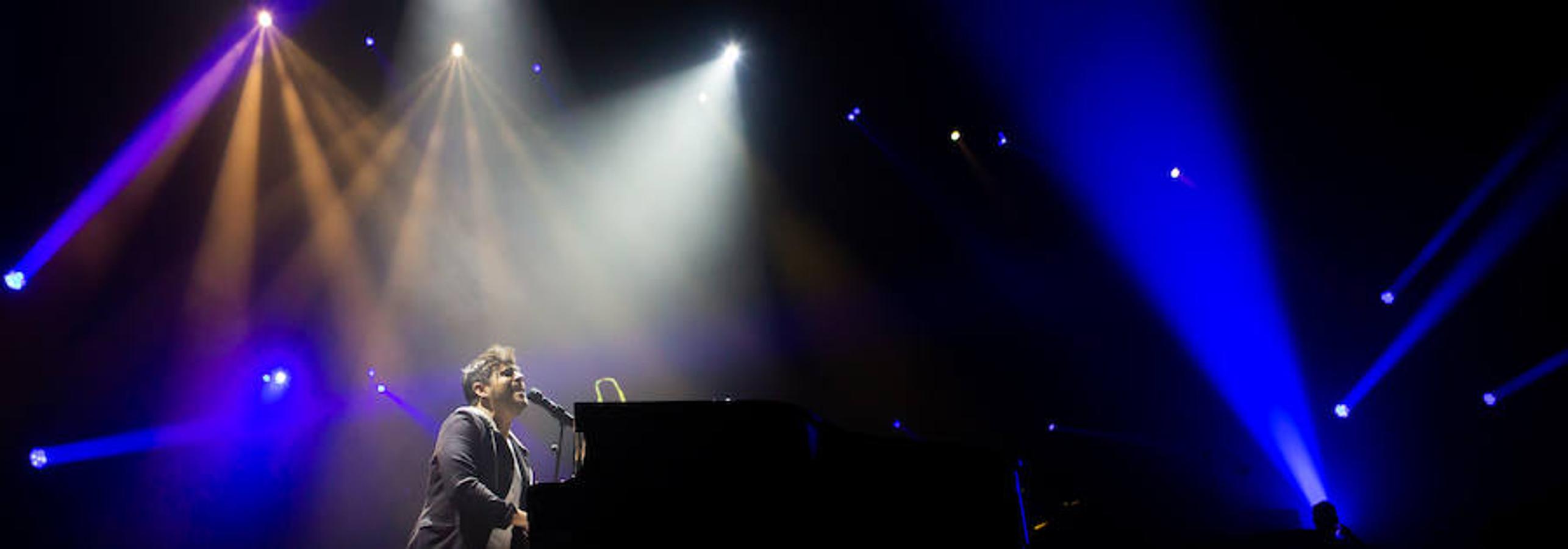 El músico y cantante Pablo López hizo de las delicias de sus fans en el concierto celebrado anoche en el Palacio de los Deportes de Logroño.