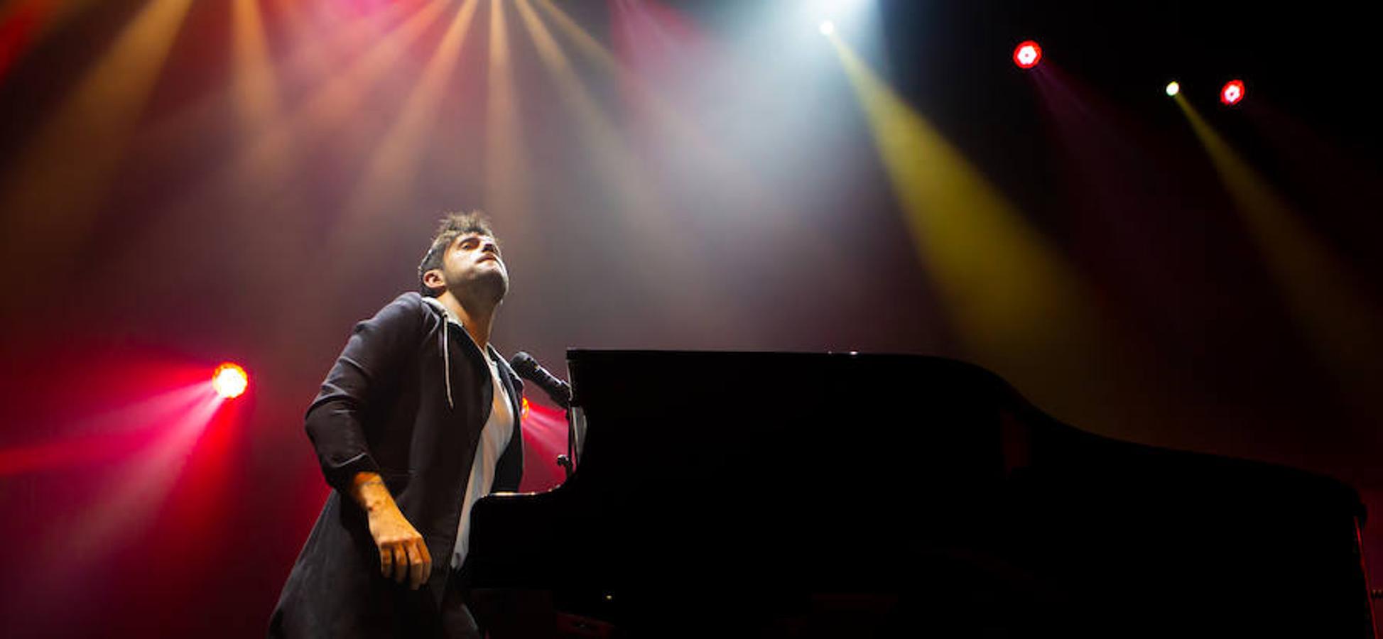 El músico y cantante Pablo López hizo de las delicias de sus fans en el concierto celebrado anoche en el Palacio de los Deportes de Logroño.