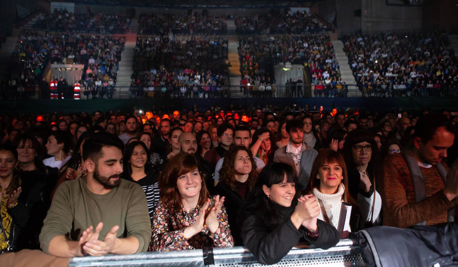 El músico y cantante Pablo López hizo de las delicias de sus fans en el concierto celebrado anoche en el Palacio de los Deportes de Logroño.