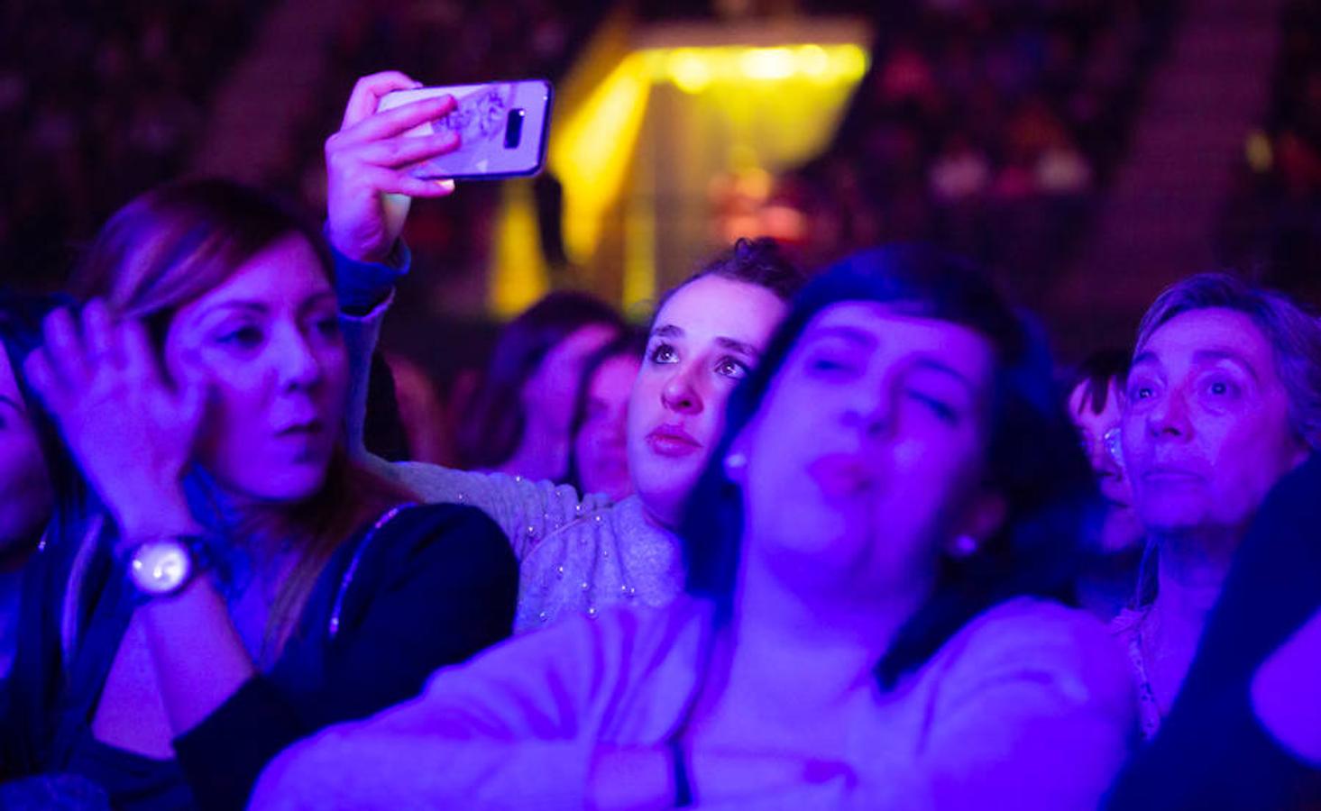 El músico y cantante Pablo López hizo de las delicias de sus fans en el concierto celebrado anoche en el Palacio de los Deportes de Logroño.