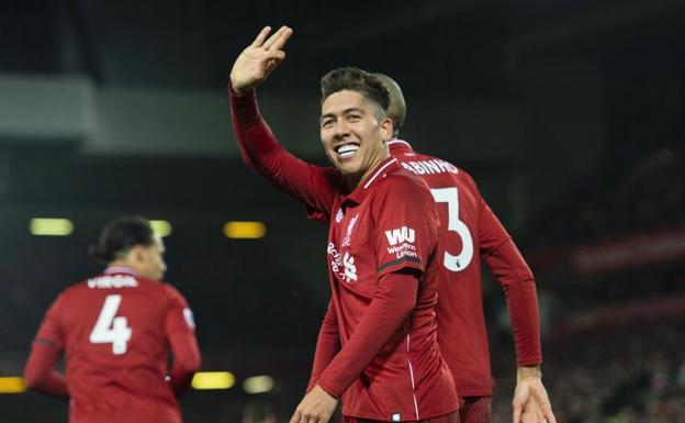 Firmino celebra uno de los tres goles que le marcó al Arsenal. 