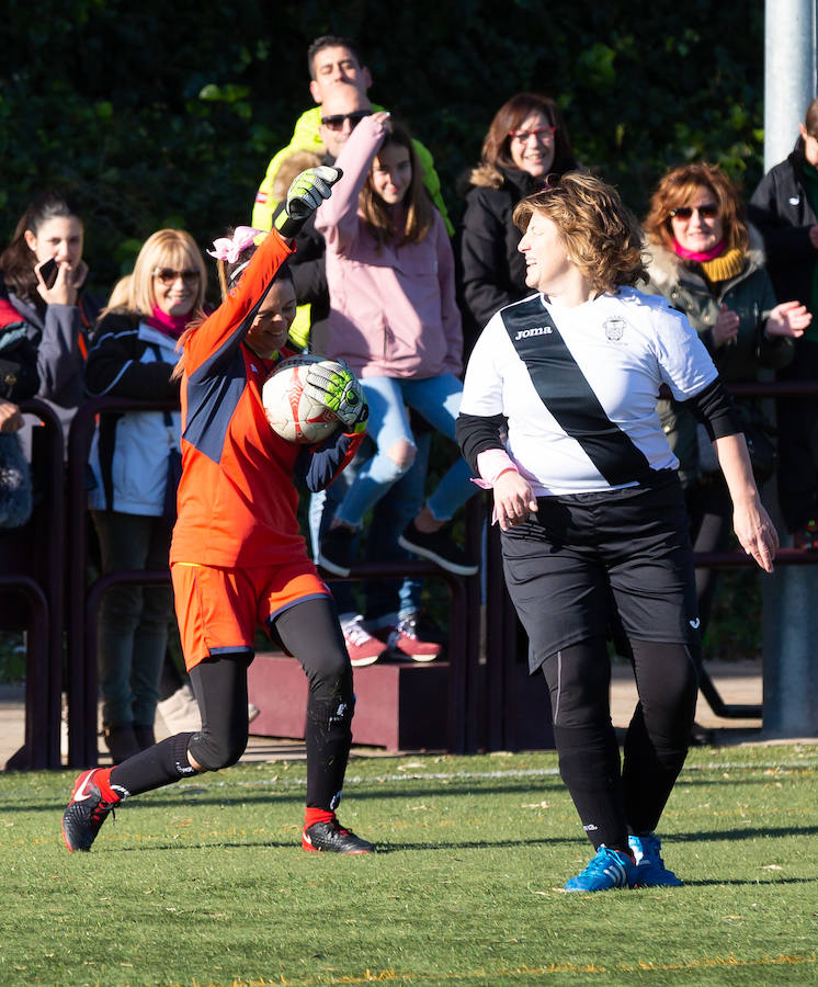 Las mamás de los futbolistas que militan en los equipso Tedeón y Villegas han protagonizado un duelo en la cumbre en el campo de Navarrete. Este partido del siglo ha servido como ejemplo de implicación familiar y de apoyo a la Asociación Española contra el Cáncer. 