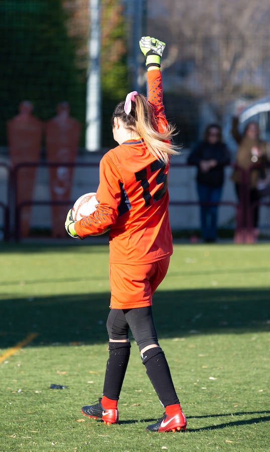 Las mamás de los futbolistas que militan en los equipso Tedeón y Villegas han protagonizado un duelo en la cumbre en el campo de Navarrete. Este partido del siglo ha servido como ejemplo de implicación familiar y de apoyo a la Asociación Española contra el Cáncer. 