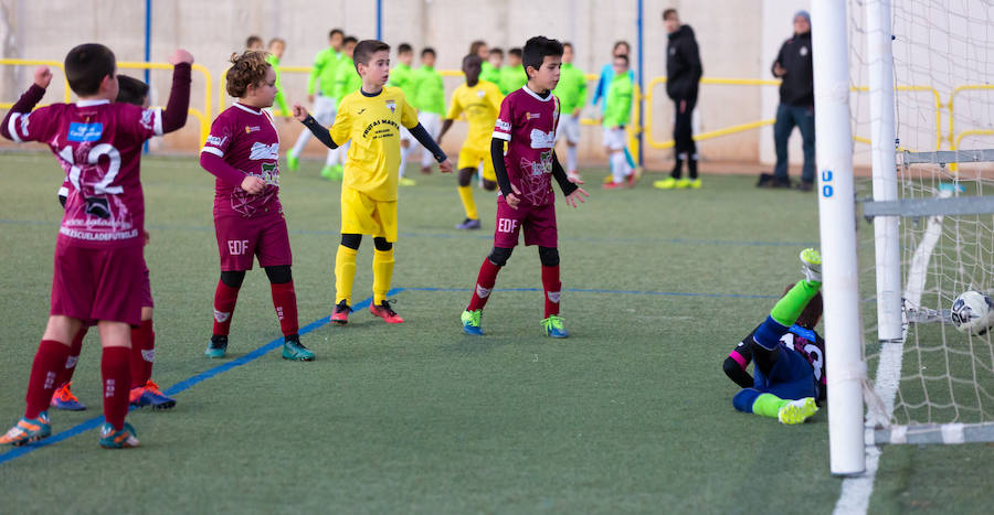 El campo de fútbol de El Salvador ha albergado un torno de fútbol 8 en el que han participado 48 equipos.