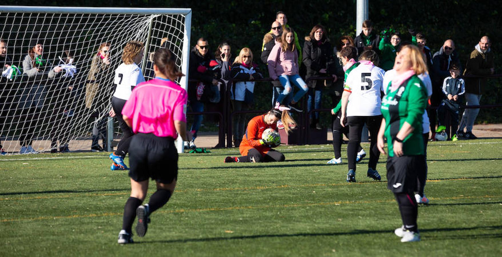 Las mamás de los futbolistas que militan en los equipso Tedeón y Villegas han protagonizado un duelo en la cumbre en el campo de Navarrete. Este partido del siglo ha servido como ejemplo de implicación familiar y de apoyo a la Asociación Española contra el Cáncer. 