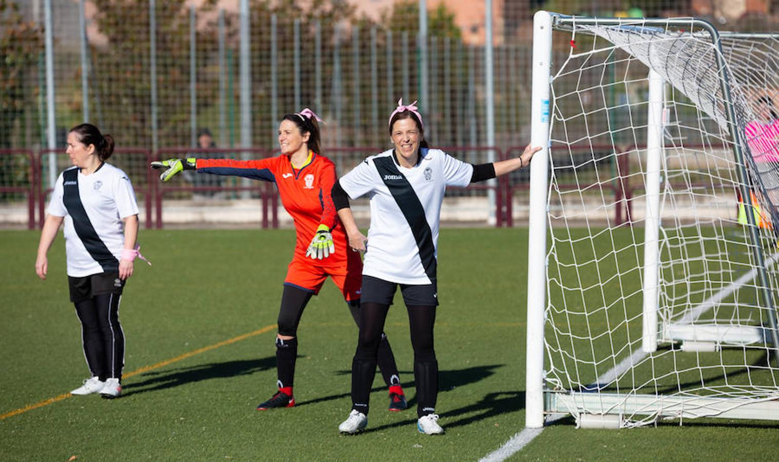 Las mamás de los futbolistas que militan en los equipso Tedeón y Villegas han protagonizado un duelo en la cumbre en el campo de Navarrete. Este partido del siglo ha servido como ejemplo de implicación familiar y de apoyo a la Asociación Española contra el Cáncer. 