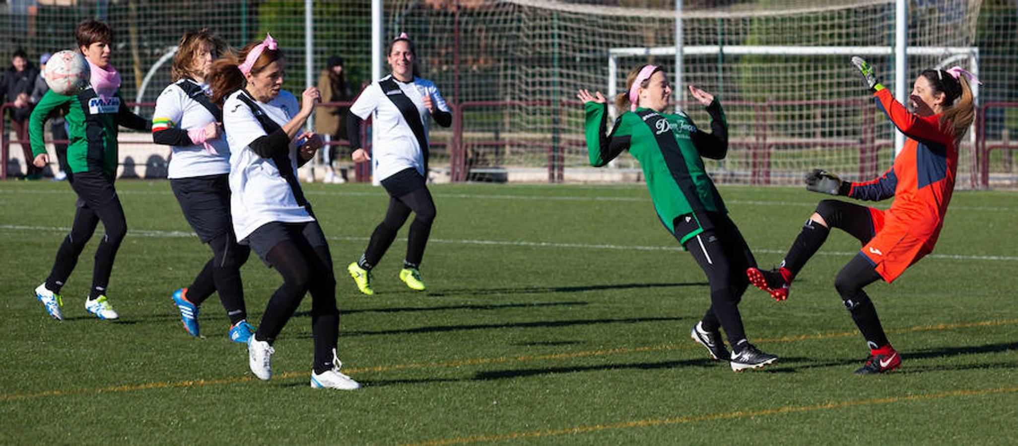 Las mamás de los futbolistas que militan en los equipso Tedeón y Villegas han protagonizado un duelo en la cumbre en el campo de Navarrete. Este partido del siglo ha servido como ejemplo de implicación familiar y de apoyo a la Asociación Española contra el Cáncer. 