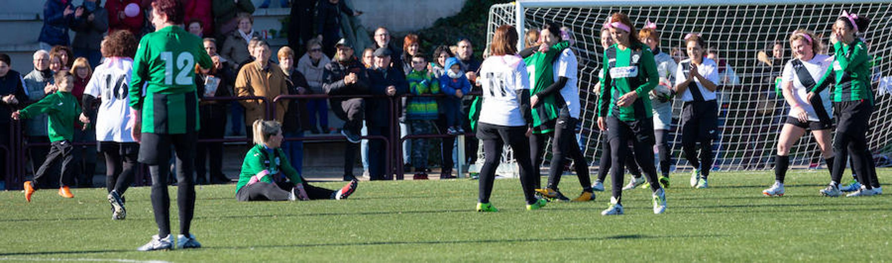 Las mamás de los futbolistas que militan en los equipso Tedeón y Villegas han protagonizado un duelo en la cumbre en el campo de Navarrete. Este partido del siglo ha servido como ejemplo de implicación familiar y de apoyo a la Asociación Española contra el Cáncer. 