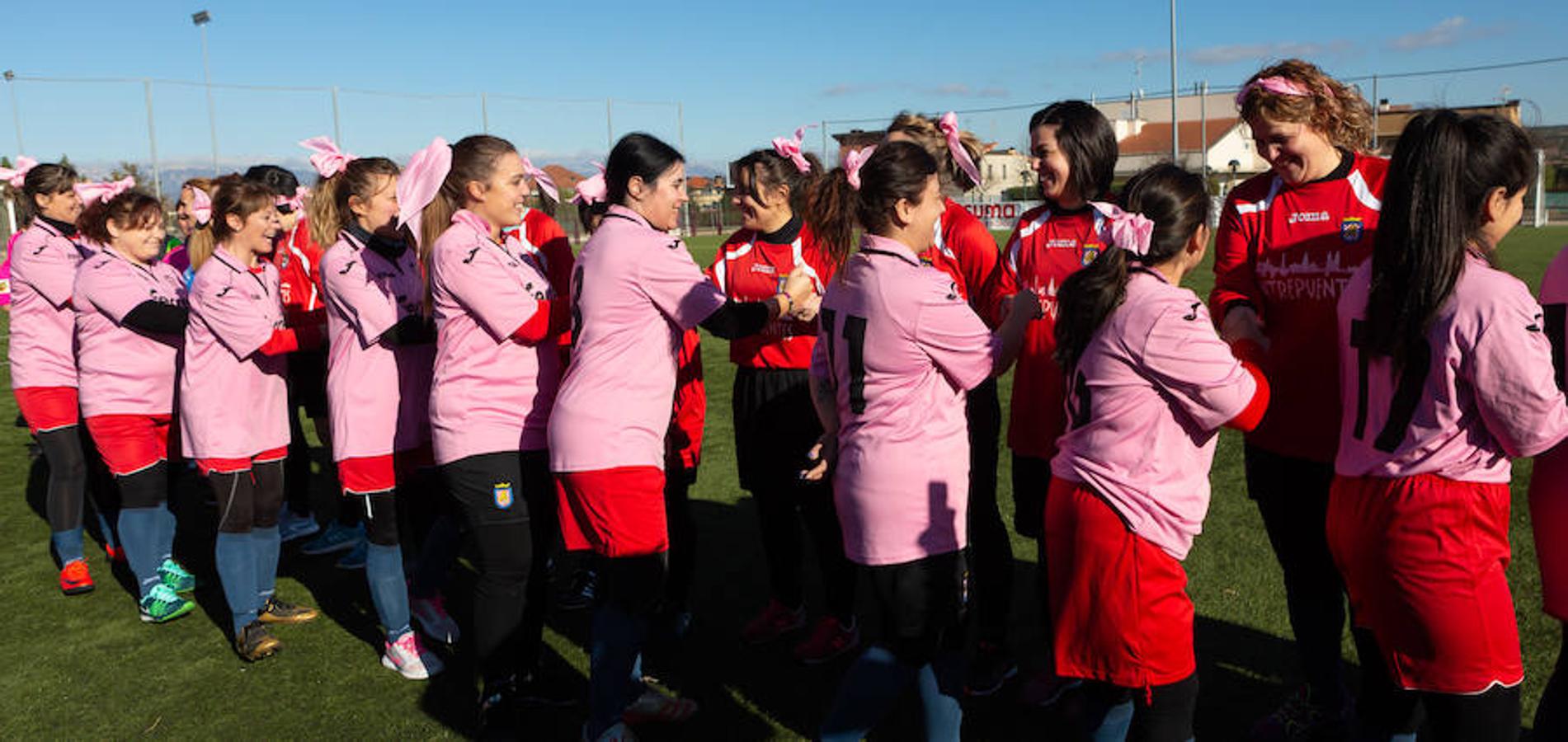 Las mamás de los futbolistas que militan en los equipso Tedeón y Villegas han protagonizado un duelo en la cumbre en el campo de Navarrete. Este partido del siglo ha servido como ejemplo de implicación familiar y de apoyo a la Asociación Española contra el Cáncer. 