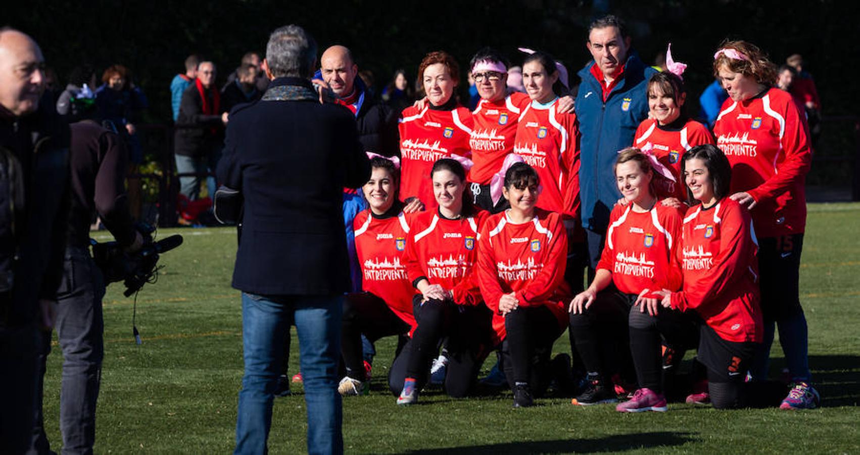 Las mamás de los futbolistas que militan en los equipso Tedeón y Villegas han protagonizado un duelo en la cumbre en el campo de Navarrete. Este partido del siglo ha servido como ejemplo de implicación familiar y de apoyo a la Asociación Española contra el Cáncer. 