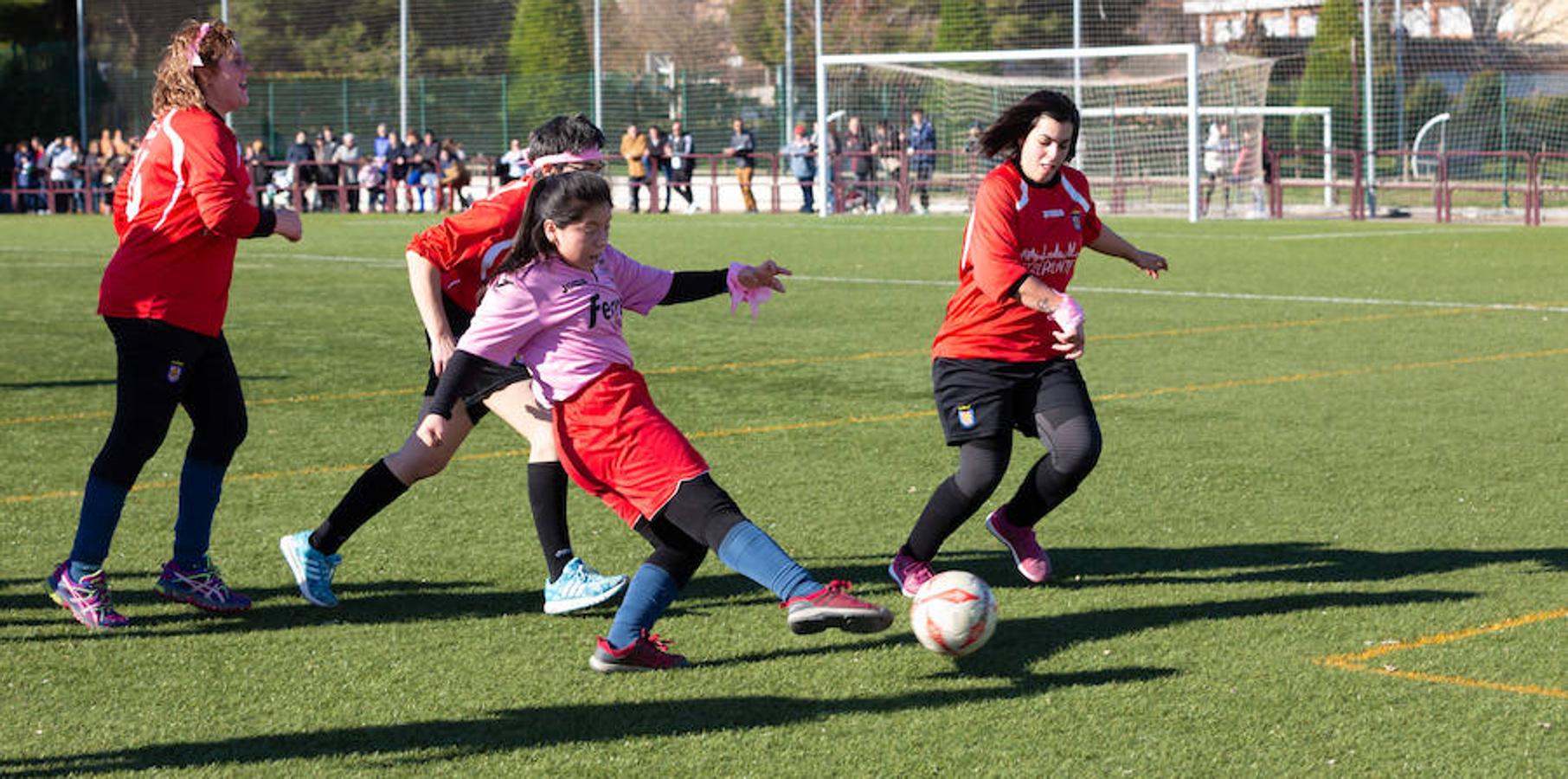 Las mamás de los futbolistas que militan en los equipso Tedeón y Villegas han protagonizado un duelo en la cumbre en el campo de Navarrete. Este partido del siglo ha servido como ejemplo de implicación familiar y de apoyo a la Asociación Española contra el Cáncer. 