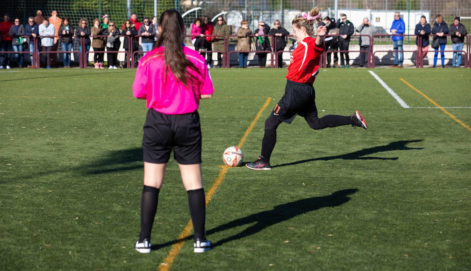 Las mamás de los futbolistas que militan en los equipso Tedeón y Villegas han protagonizado un duelo en la cumbre en el campo de Navarrete. Este partido del siglo ha servido como ejemplo de implicación familiar y de apoyo a la Asociación Española contra el Cáncer. 