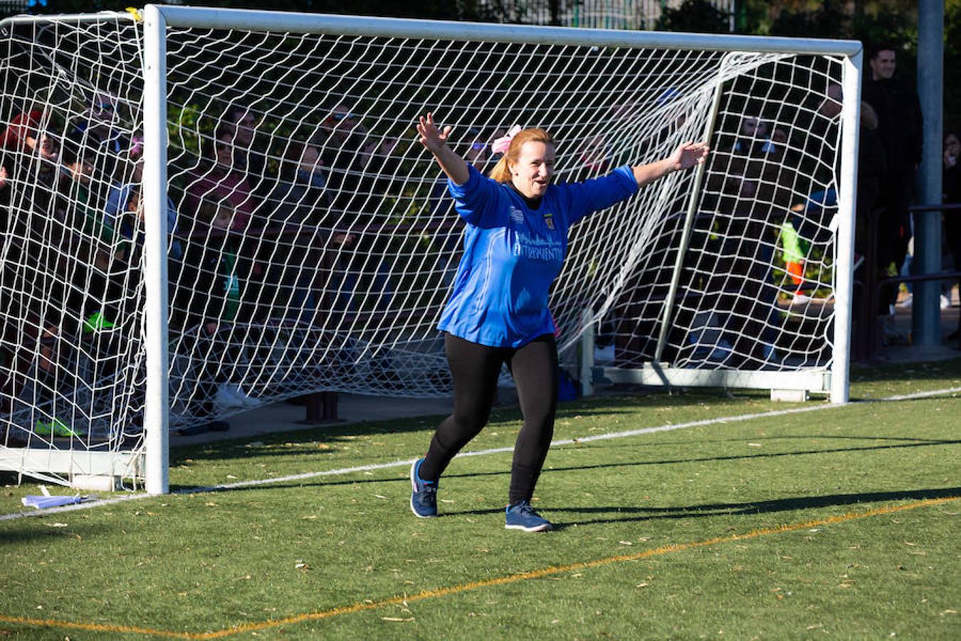 Las mamás de los futbolistas que militan en los equipso Tedeón y Villegas han protagonizado un duelo en la cumbre en el campo de Navarrete. Este partido del siglo ha servido como ejemplo de implicación familiar y de apoyo a la Asociación Española contra el Cáncer. 