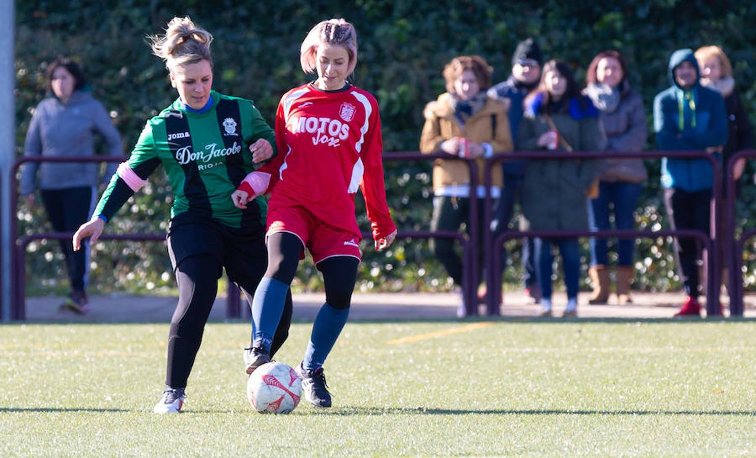 Las mamás de los futbolistas que militan en los equipso Tedeón y Villegas han protagonizado un duelo en la cumbre en el campo de Navarrete. Este partido del siglo ha servido como ejemplo de implicación familiar y de apoyo a la Asociación Española contra el Cáncer. 