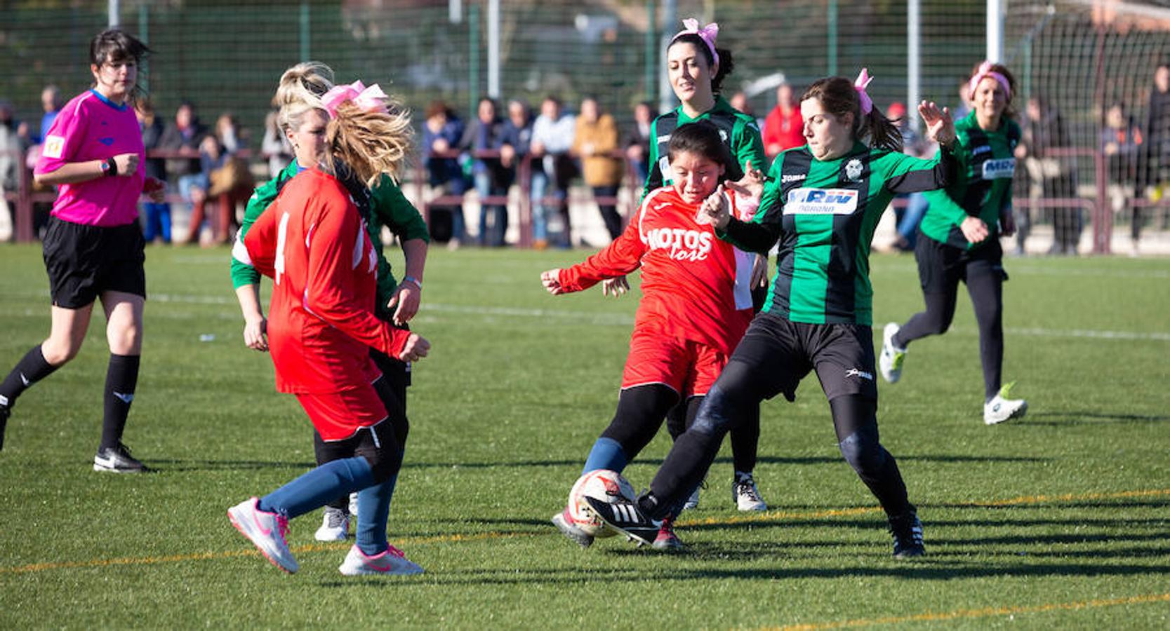 Las mamás de los futbolistas que militan en los equipso Tedeón y Villegas han protagonizado un duelo en la cumbre en el campo de Navarrete. Este partido del siglo ha servido como ejemplo de implicación familiar y de apoyo a la Asociación Española contra el Cáncer. 