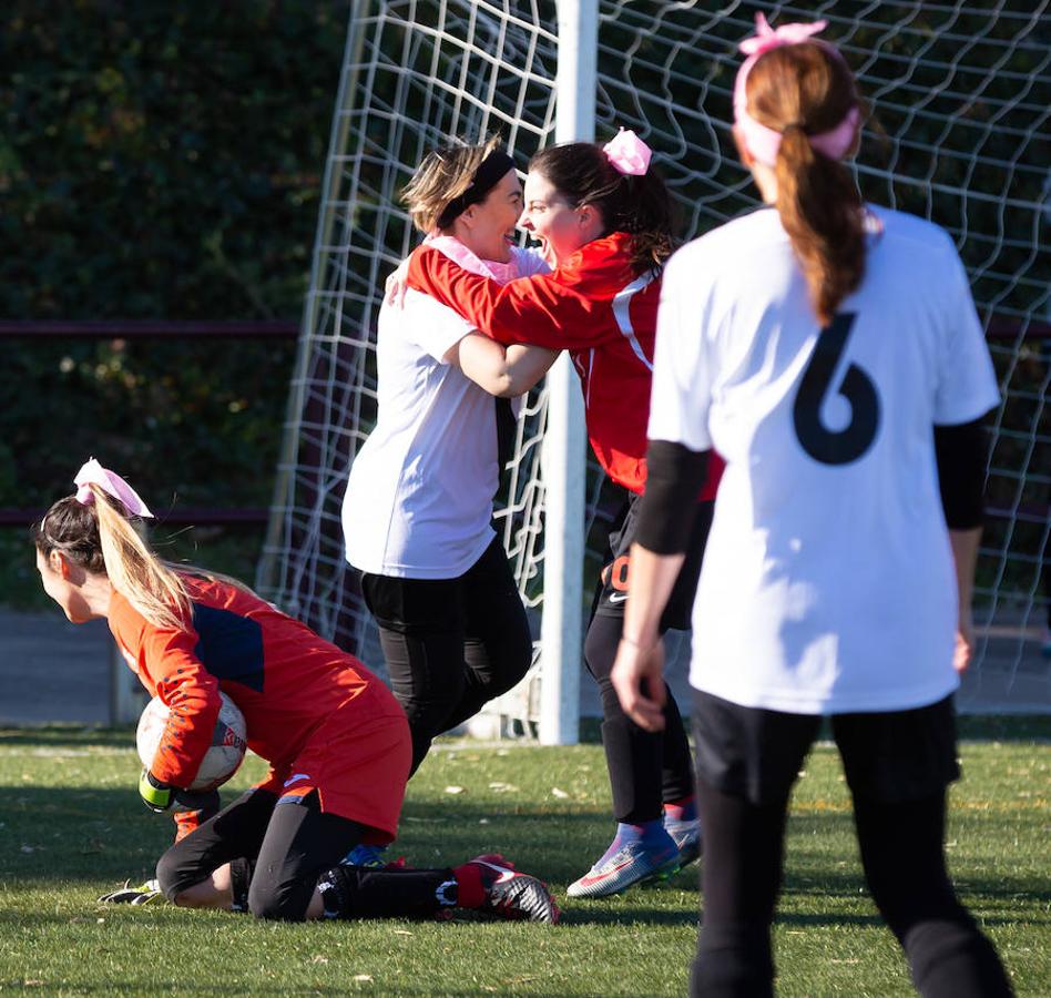 Las mamás de los futbolistas que militan en los equipso Tedeón y Villegas han protagonizado un duelo en la cumbre en el campo de Navarrete. Este partido del siglo ha servido como ejemplo de implicación familiar y de apoyo a la Asociación Española contra el Cáncer. 