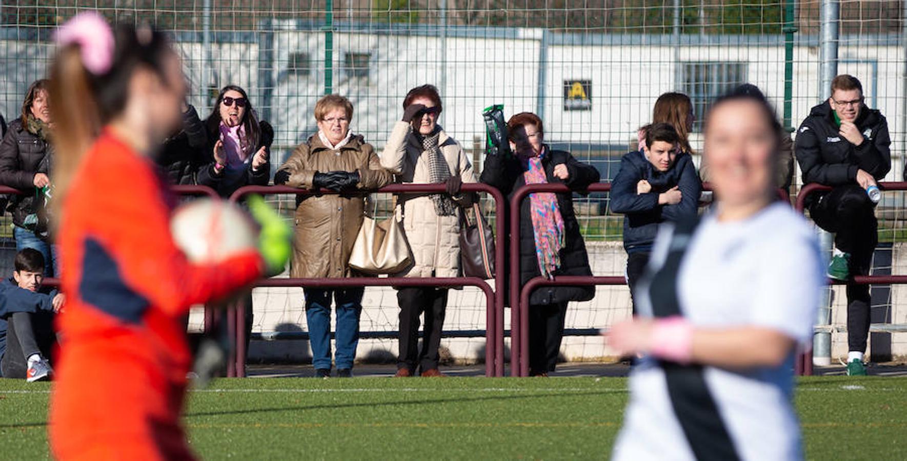 Las mamás de los futbolistas que militan en los equipso Tedeón y Villegas han protagonizado un duelo en la cumbre en el campo de Navarrete. Este partido del siglo ha servido como ejemplo de implicación familiar y de apoyo a la Asociación Española contra el Cáncer. 