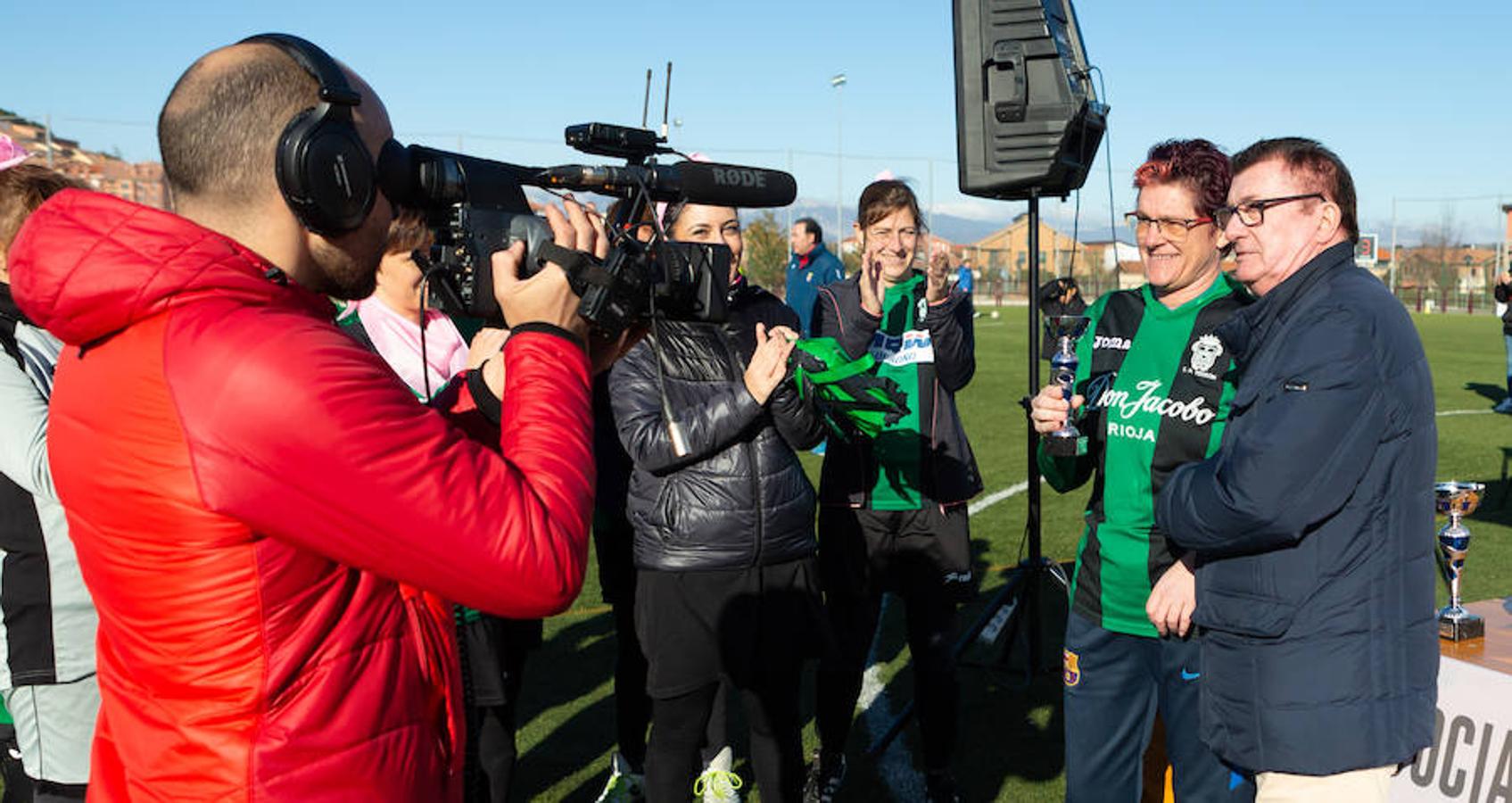 Las mamás de los futbolistas que militan en los equipso Tedeón y Villegas han protagonizado un duelo en la cumbre en el campo de Navarrete. Este partido del siglo ha servido como ejemplo de implicación familiar y de apoyo a la Asociación Española contra el Cáncer. 