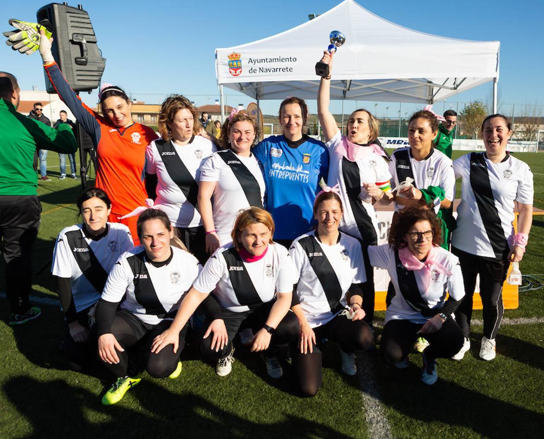 Las mamás de los futbolistas que militan en los equipso Tedeón y Villegas han protagonizado un duelo en la cumbre en el campo de Navarrete. Este partido del siglo ha servido como ejemplo de implicación familiar y de apoyo a la Asociación Española contra el Cáncer. 