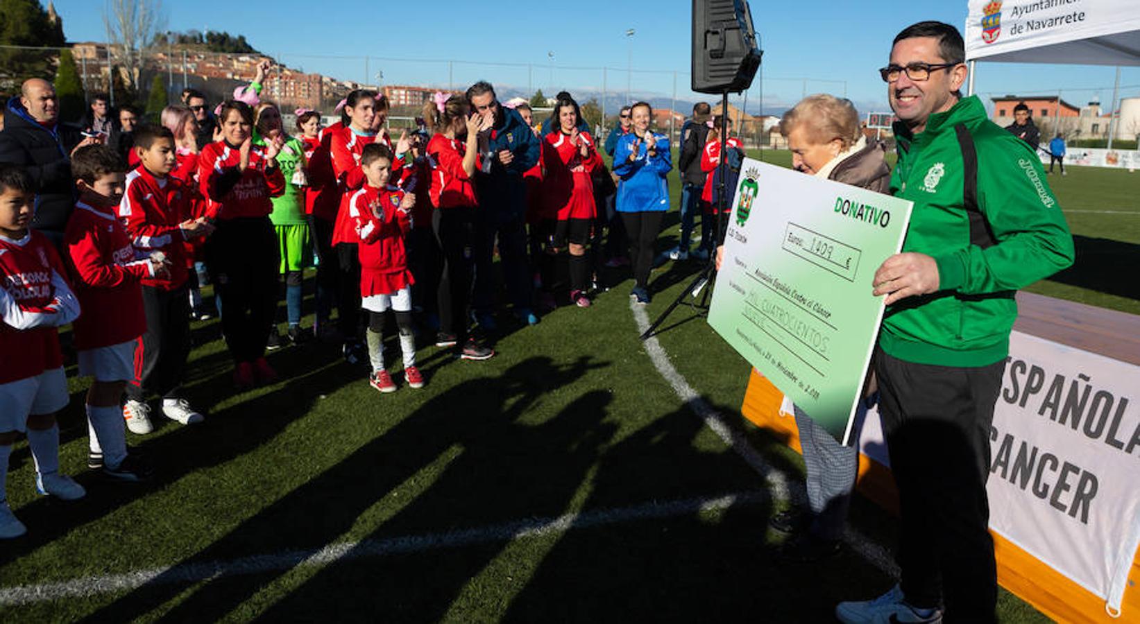 Las mamás de los futbolistas que militan en los equipso Tedeón y Villegas han protagonizado un duelo en la cumbre en el campo de Navarrete. Este partido del siglo ha servido como ejemplo de implicación familiar y de apoyo a la Asociación Española contra el Cáncer. 