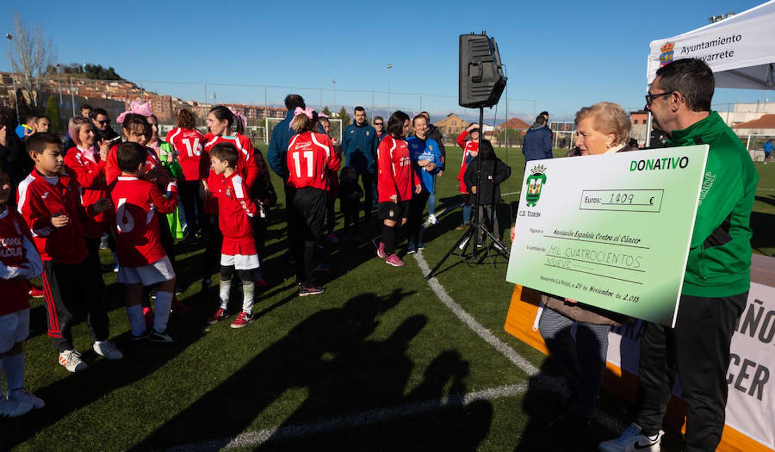 Las mamás de los futbolistas que militan en los equipso Tedeón y Villegas han protagonizado un duelo en la cumbre en el campo de Navarrete. Este partido del siglo ha servido como ejemplo de implicación familiar y de apoyo a la Asociación Española contra el Cáncer. 