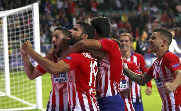 Los futbolistas del Atlético celebran uno de los tantos que les permitieron adjudicarse la Supercopa de Europa ante el Real Madrid. 