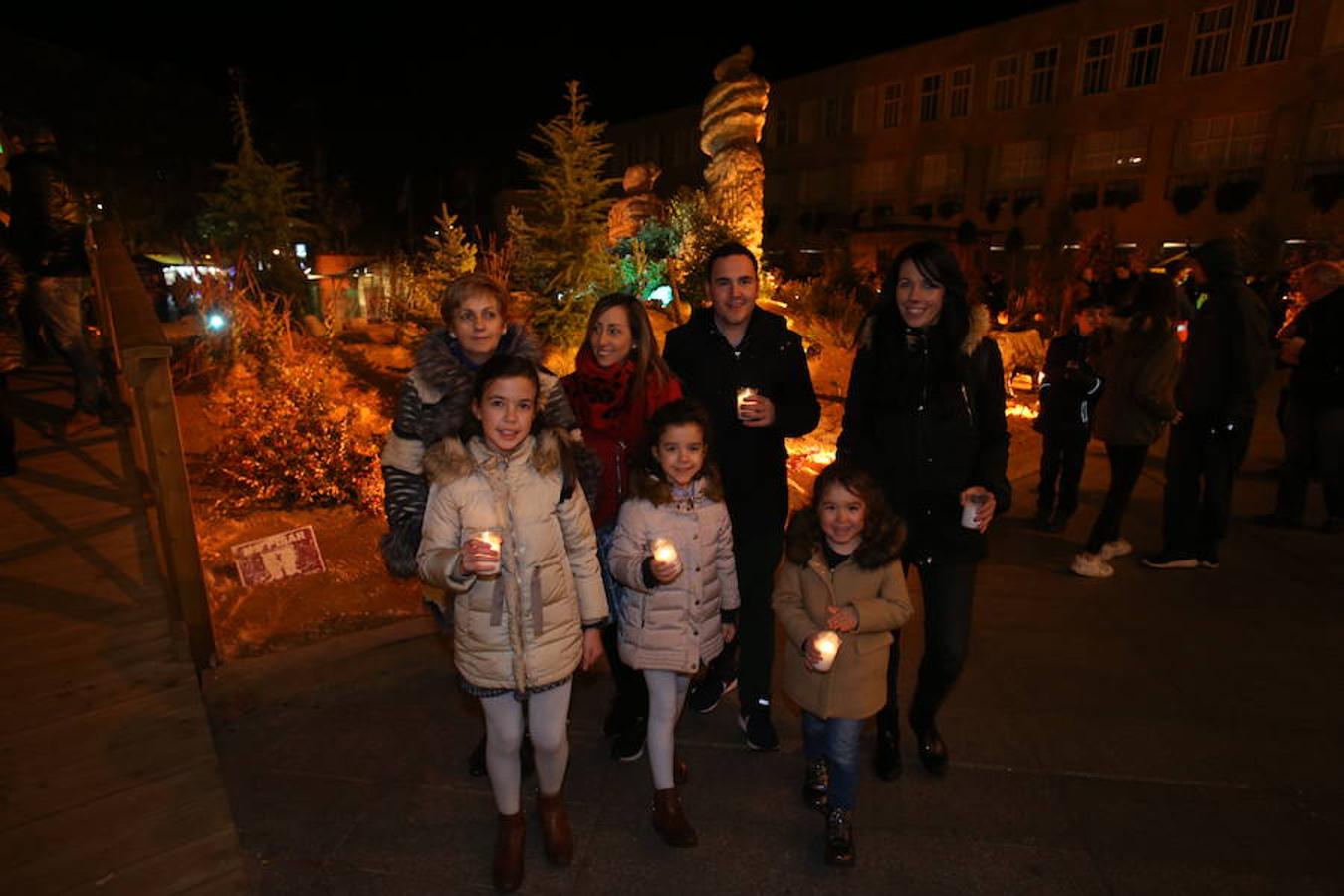 El belén monumental de la plaza del Ayuntamiento de Logroño cobró vida gracias a los niños de la parroquia Valvanera