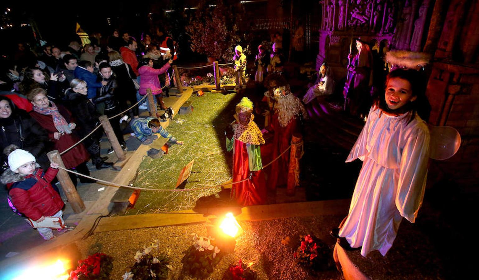 El belén monumental de la plaza del Ayuntamiento de Logroño cobró vida gracias a los niños de la parroquia Valvanera