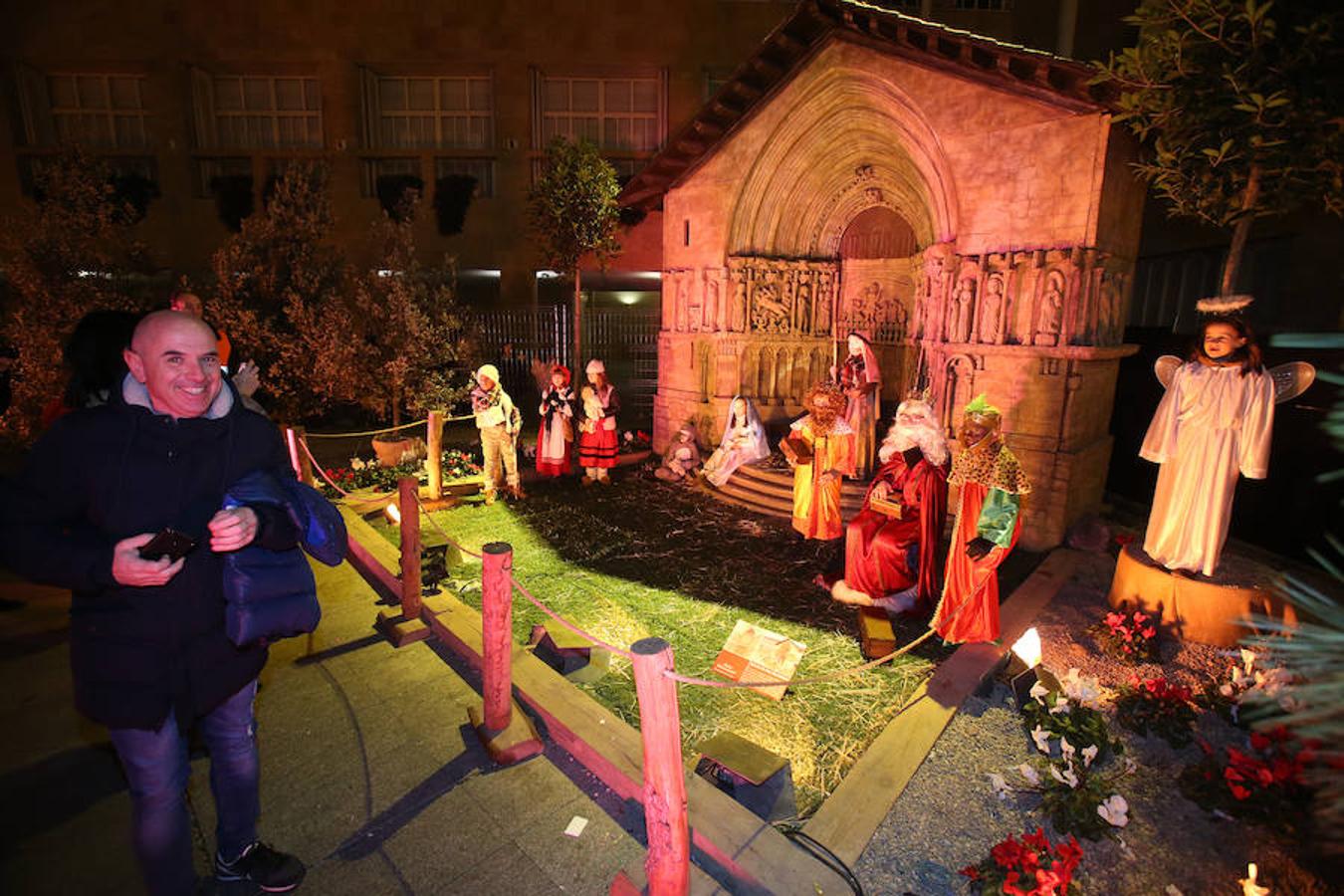 El belén monumental de la plaza del Ayuntamiento de Logroño cobró vida gracias a los niños de la parroquia Valvanera