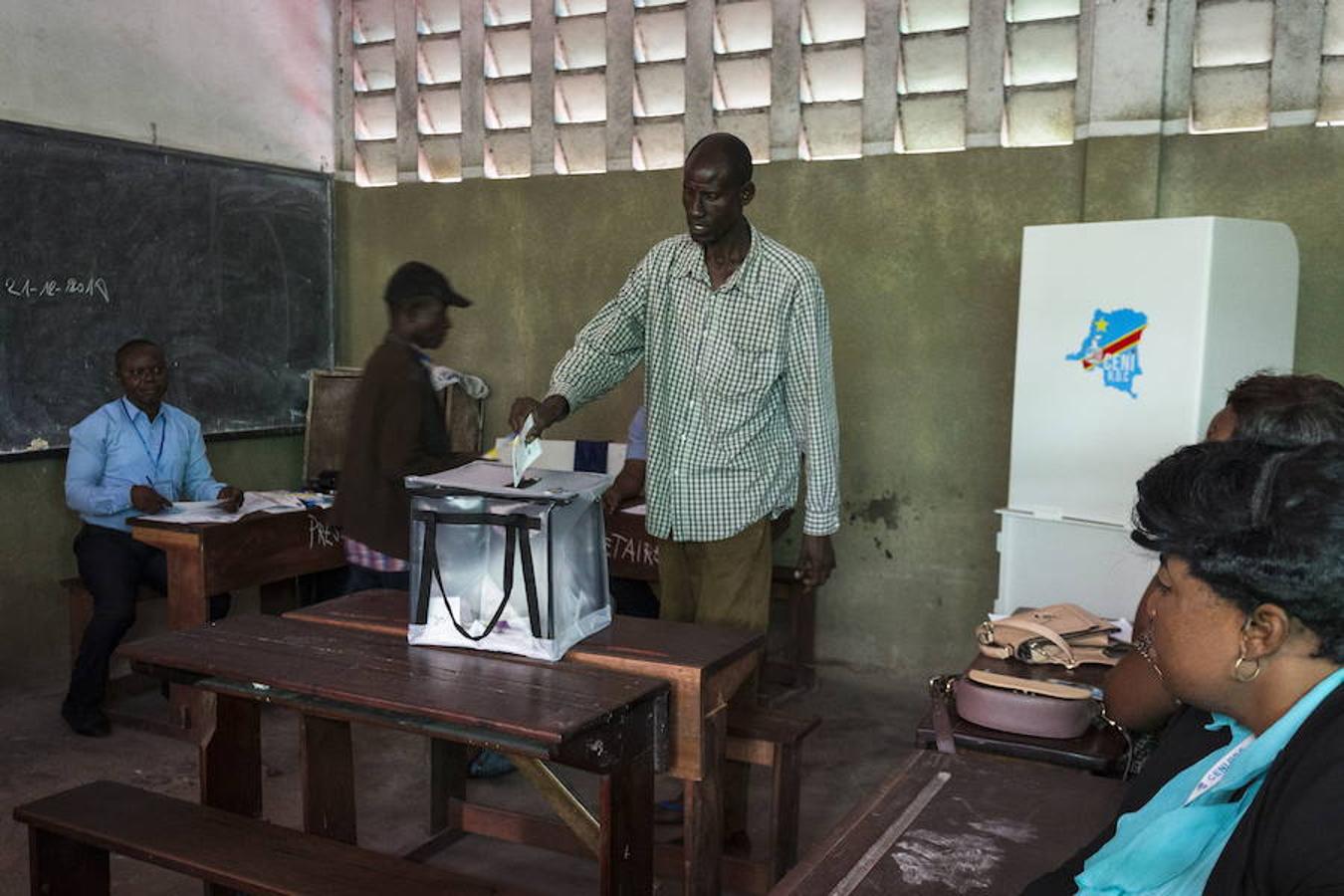 La República Democrática del Congo celebra este domingo unas elecciones históricas para elegir al sucesor del presidente Joseph Kabila, entre retrasos, esperanza de cambio y miedo a más violencia.