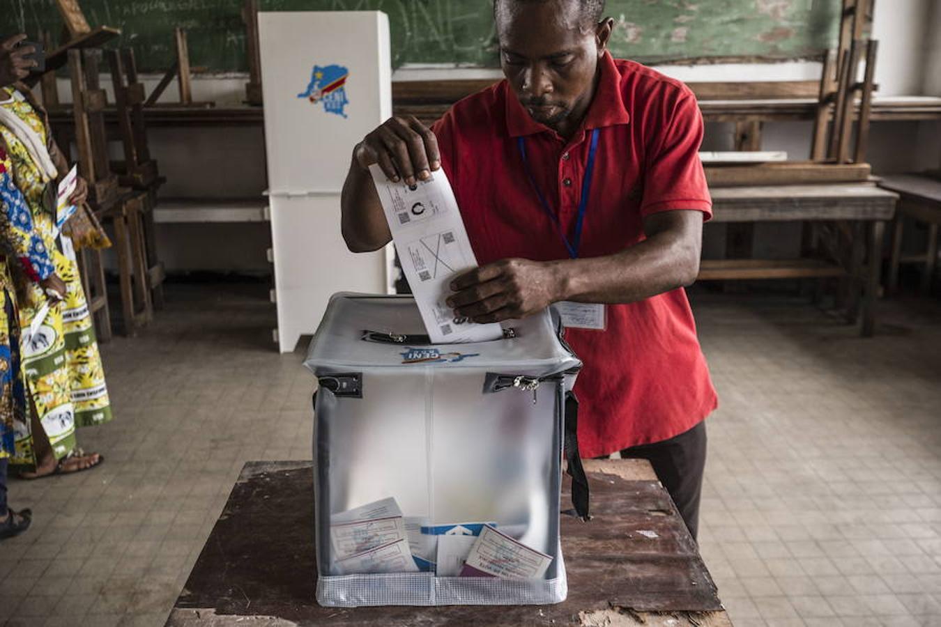 La República Democrática del Congo celebra este domingo unas elecciones históricas para elegir al sucesor del presidente Joseph Kabila, entre retrasos, esperanza de cambio y miedo a más violencia.