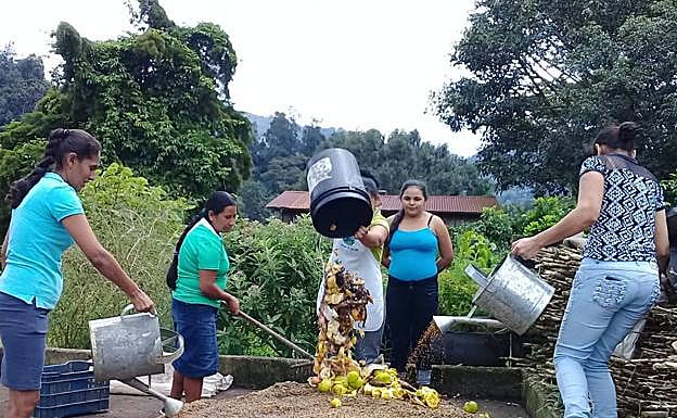 Mujeres rurales elaboran abono en Nicaragua, proyecto de MPDL. 