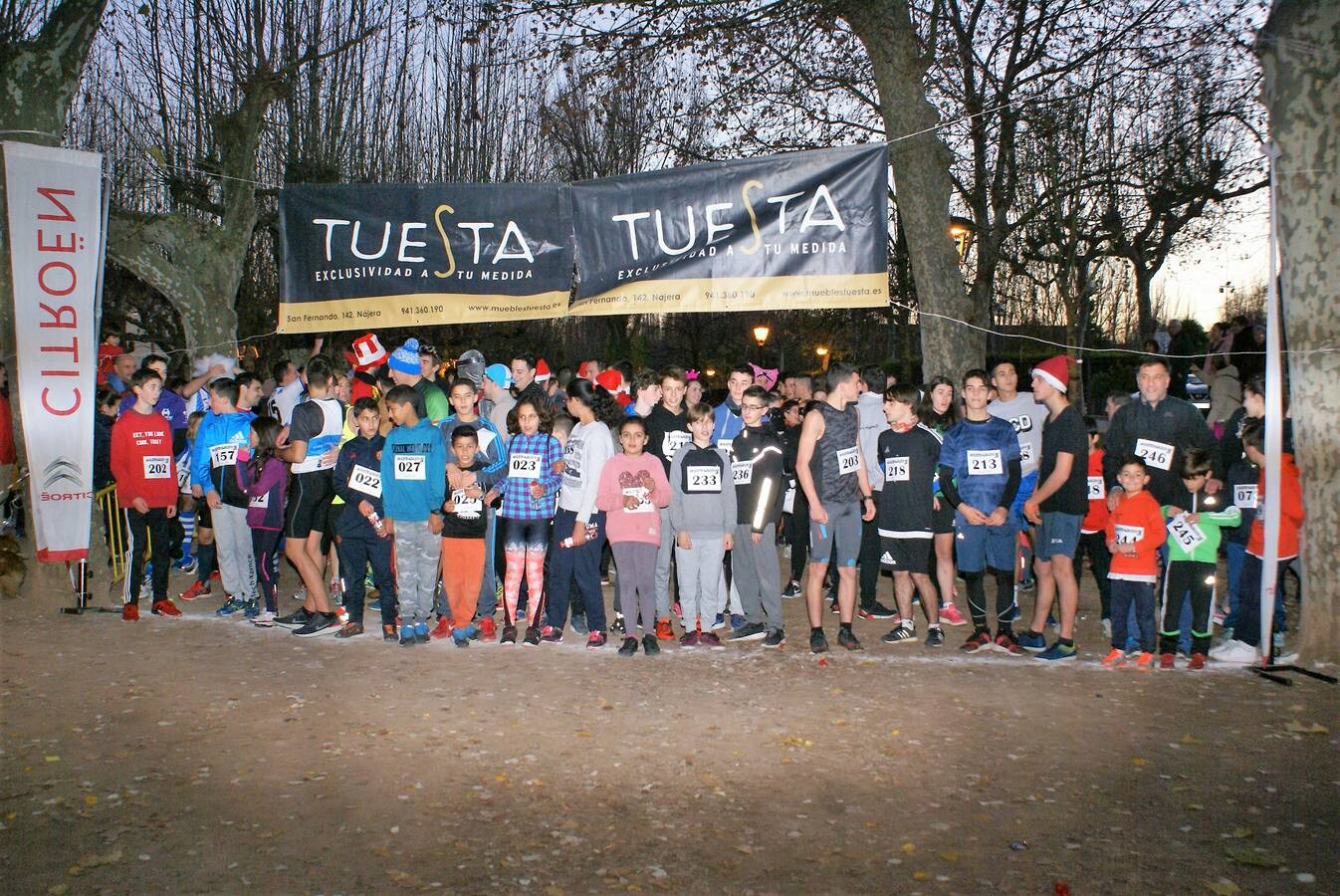 Divertidos disfraces en la San Silvestre de Nájera.